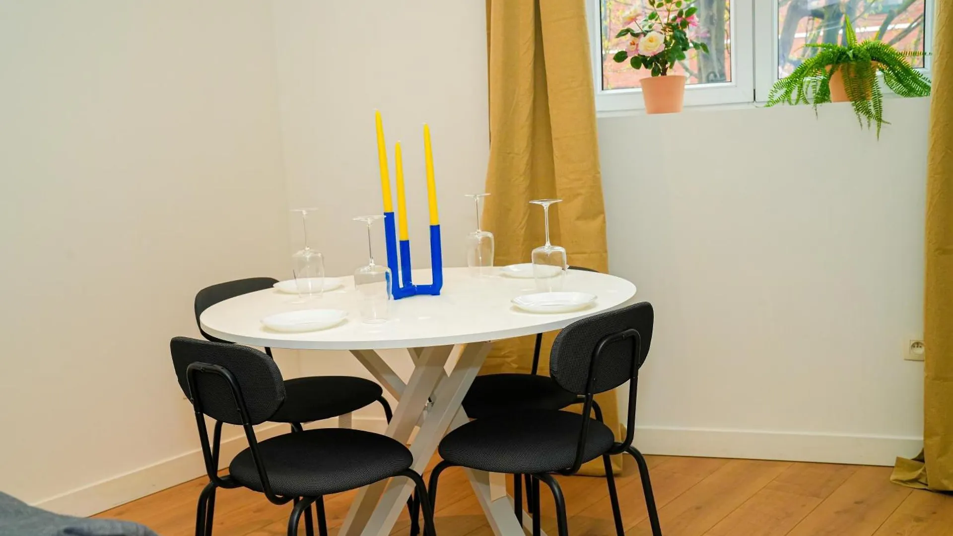 Lovely 1Br & 1Lr Apt For 4P, Only 15 Min Walk To City Center Ghent
