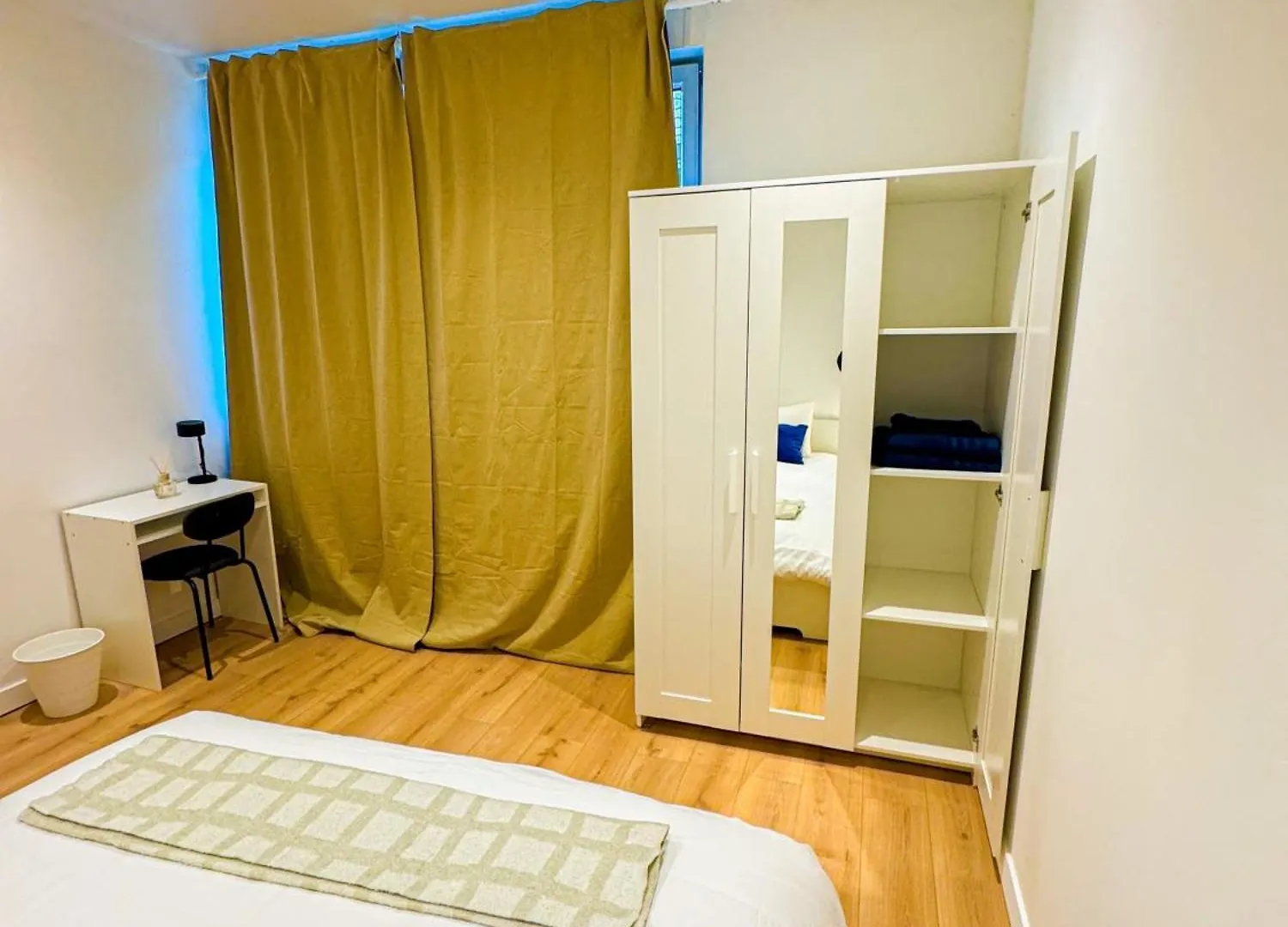 Lovely 1Br & 1Lr Apt For 4P, Only 15 Min Walk To City Center خنت شقة