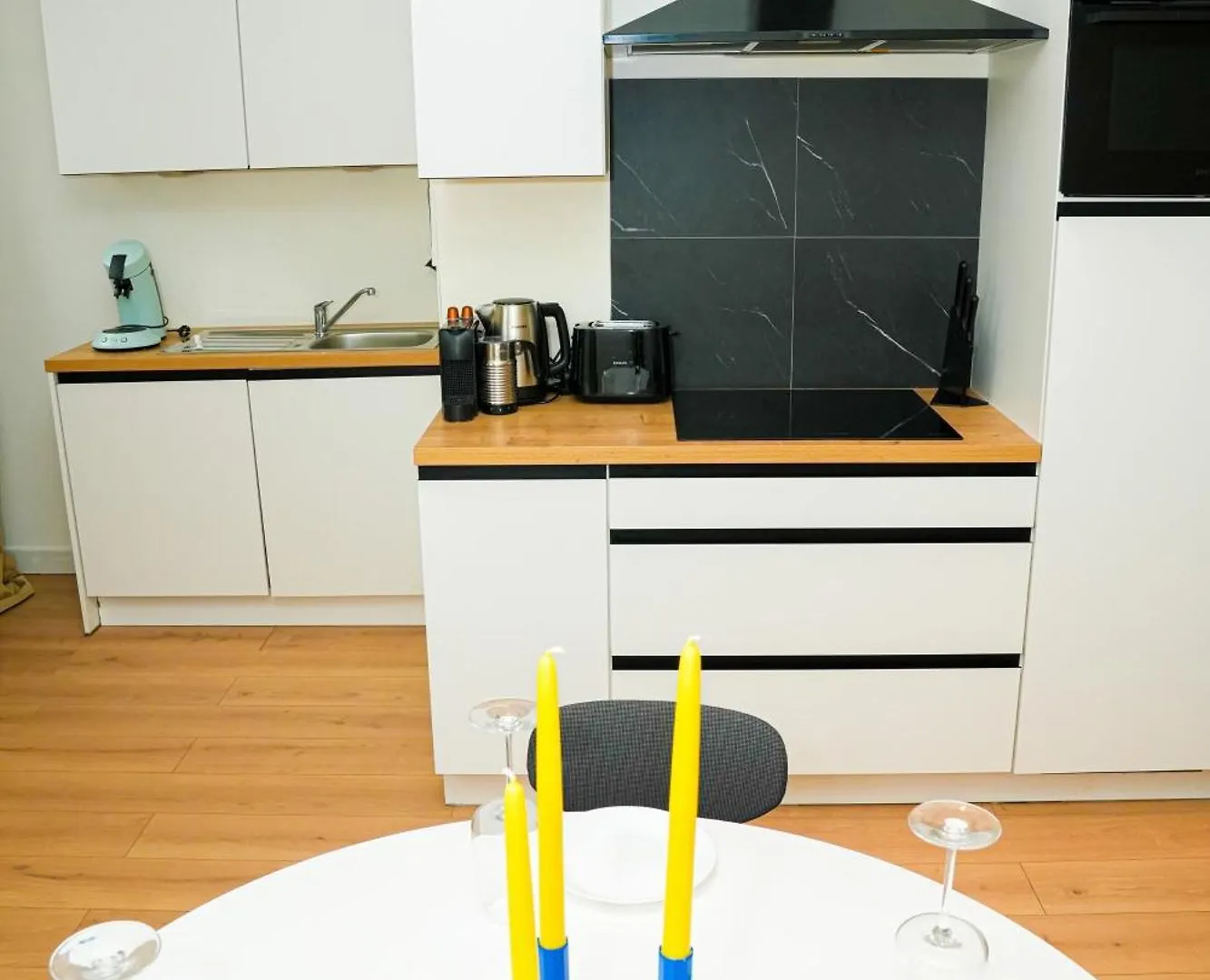 Lovely 1Br & 1Lr Apt For 4P, Only 15 Min Walk To City Center خنت