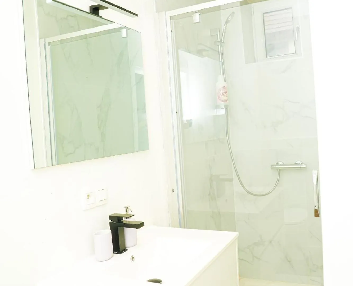 Lovely 1Br & 1Lr Apt For 4P, Only 15 Min Walk To City Center خنت