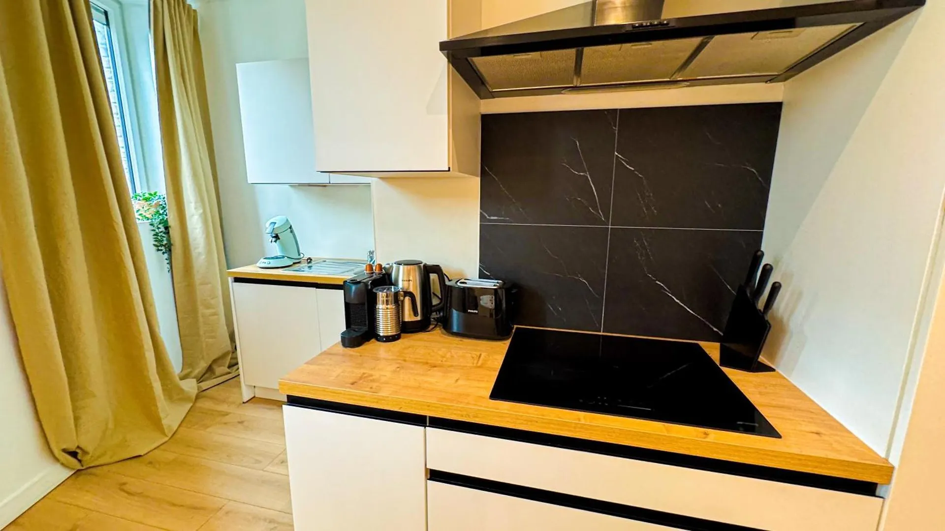 Lovely 1Br & 1Lr Apt For 4P, Only 15 Min Walk To City Center خنت شقة